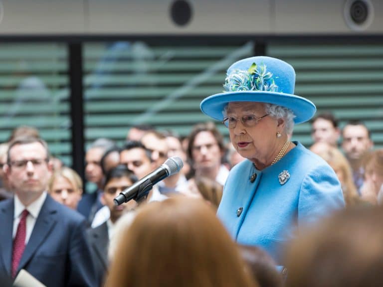 ‘Rainha Elizabeth Inu’, mercado é inundado com ‘memecoins’ e NFTs