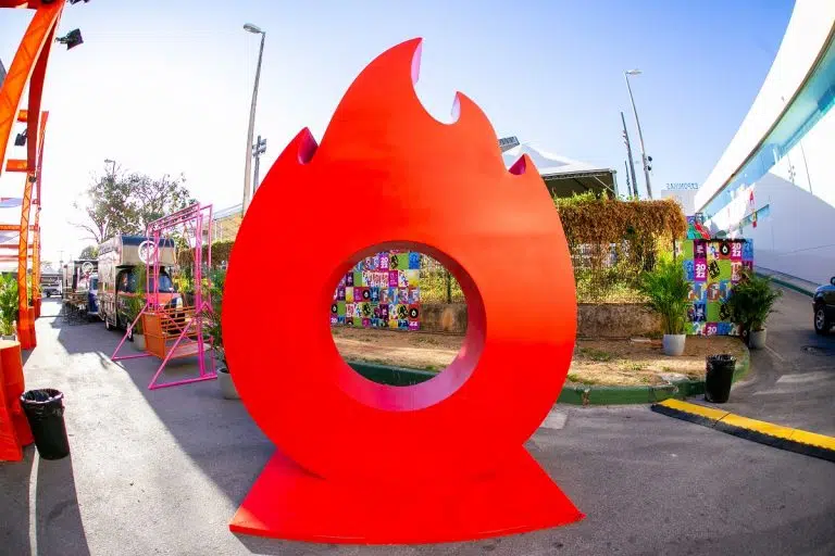 Símbolo da Hotmart em festival FIRE 2022 e NFTs