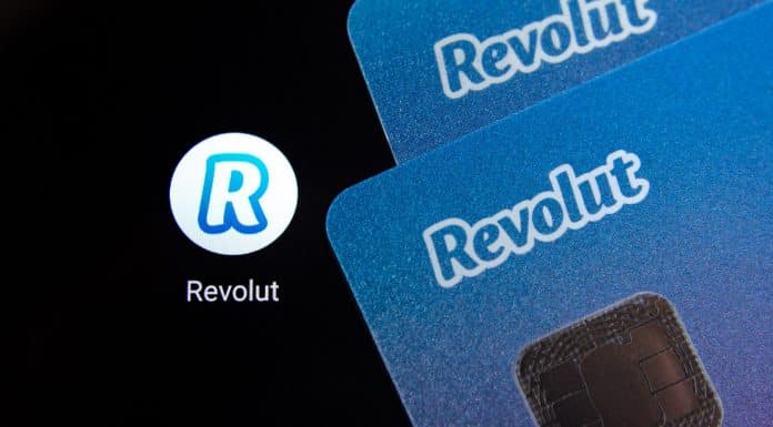 Símbolo em aplicativo e cartão da fintech Revolut