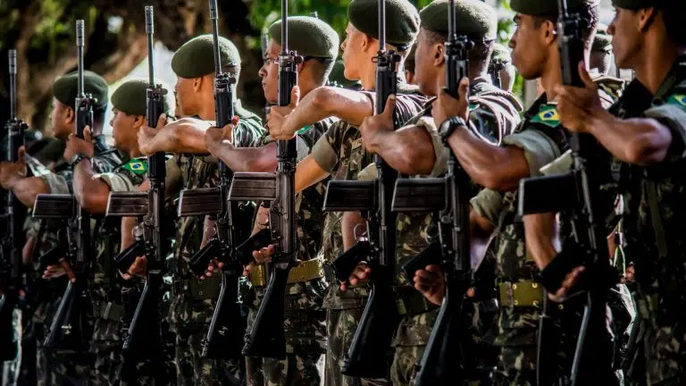 Soldados do exército brasileiro em treinamento militar