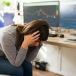 Trader desanimada e triste com perda com criptomoedas