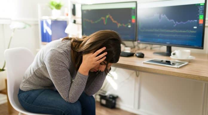 Trader desanimada e triste com perda com criptomoedas
