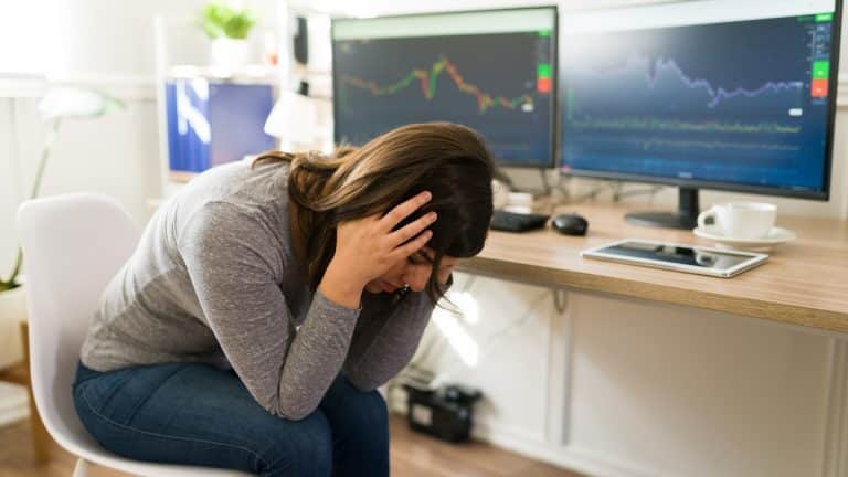 Trader desanimada e triste com perda com criptomoedas