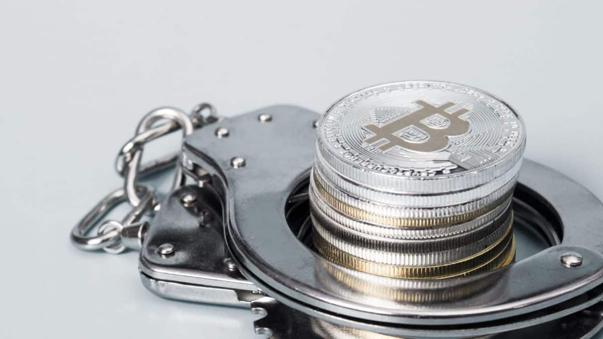 Moedas físicas de Bitcoin e algemas.