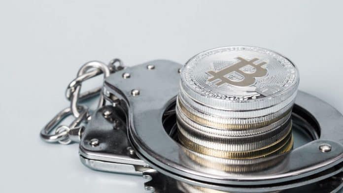 Moedas físicas de Bitcoin e algemas.