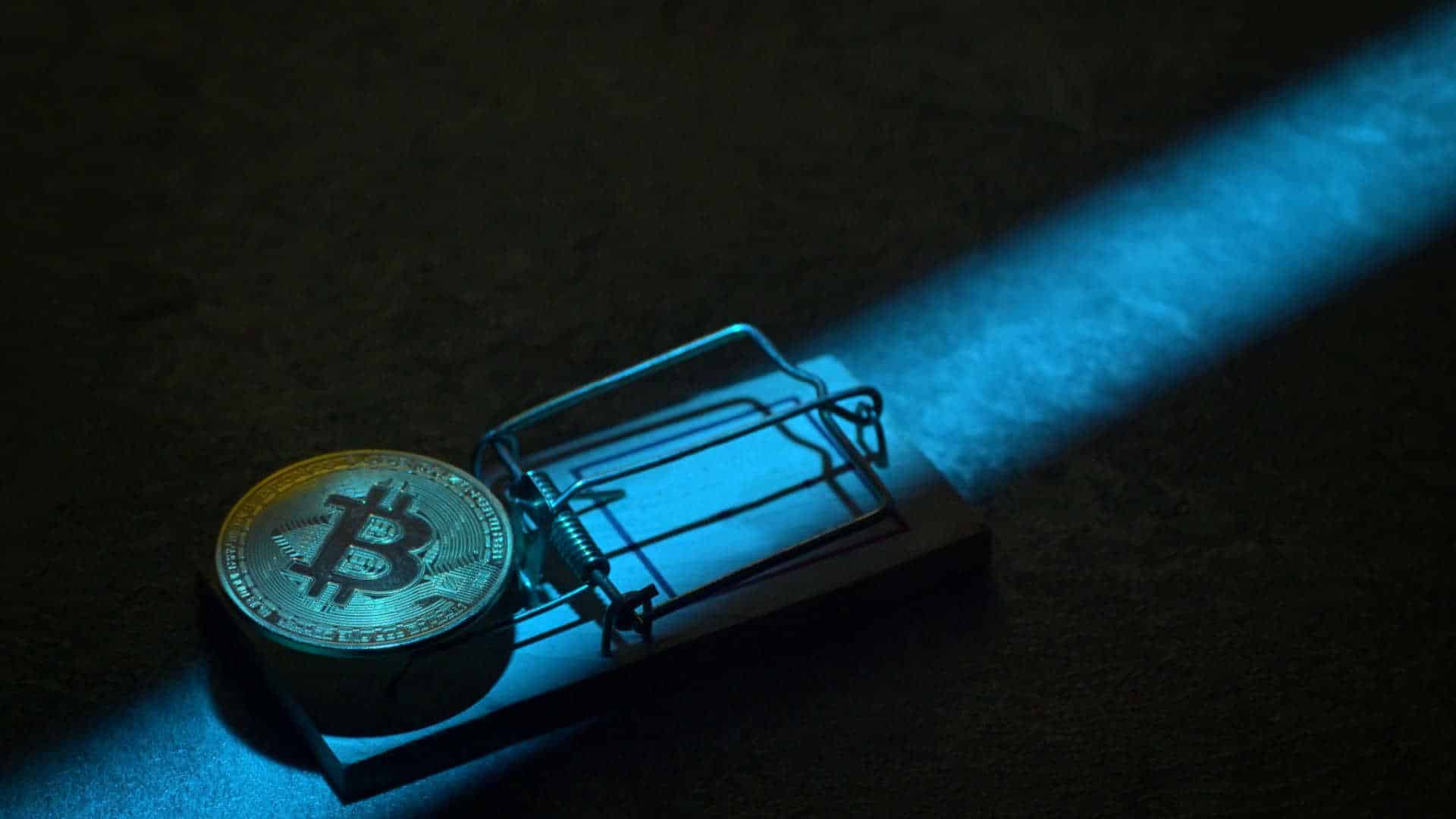 Moeda de Bitcoin em armadilha.