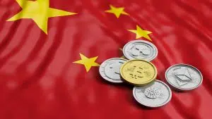 Bandeira da China e criptomoedas Bitcoin, Ethereum e outras.