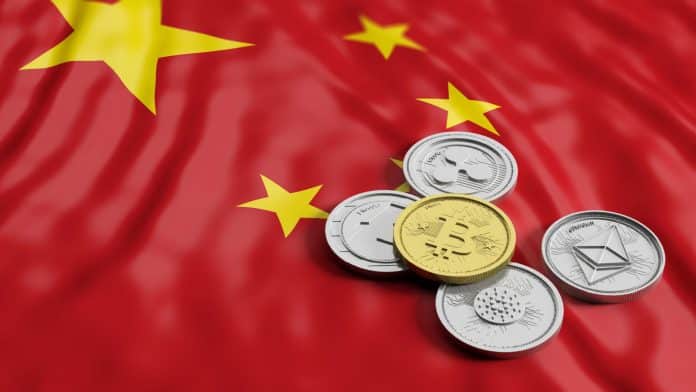Bandeira da China e criptomoedas Bitcoin, Ethereum e outras.