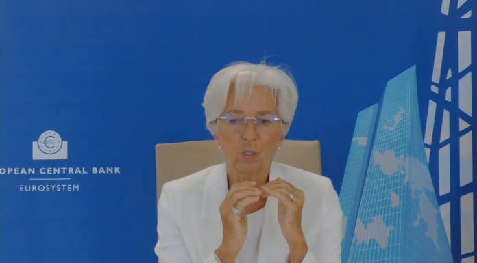 Christine Lagarde, presidente do BCE, falando sobre criptomoedas em conferência realizada em Paris.