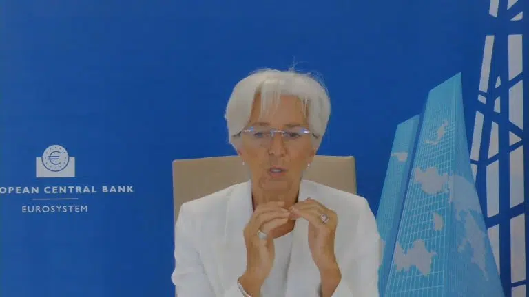 Christine Lagarde, presidente do BCE, falando sobre criptomoedas em conferência realizada em Paris.