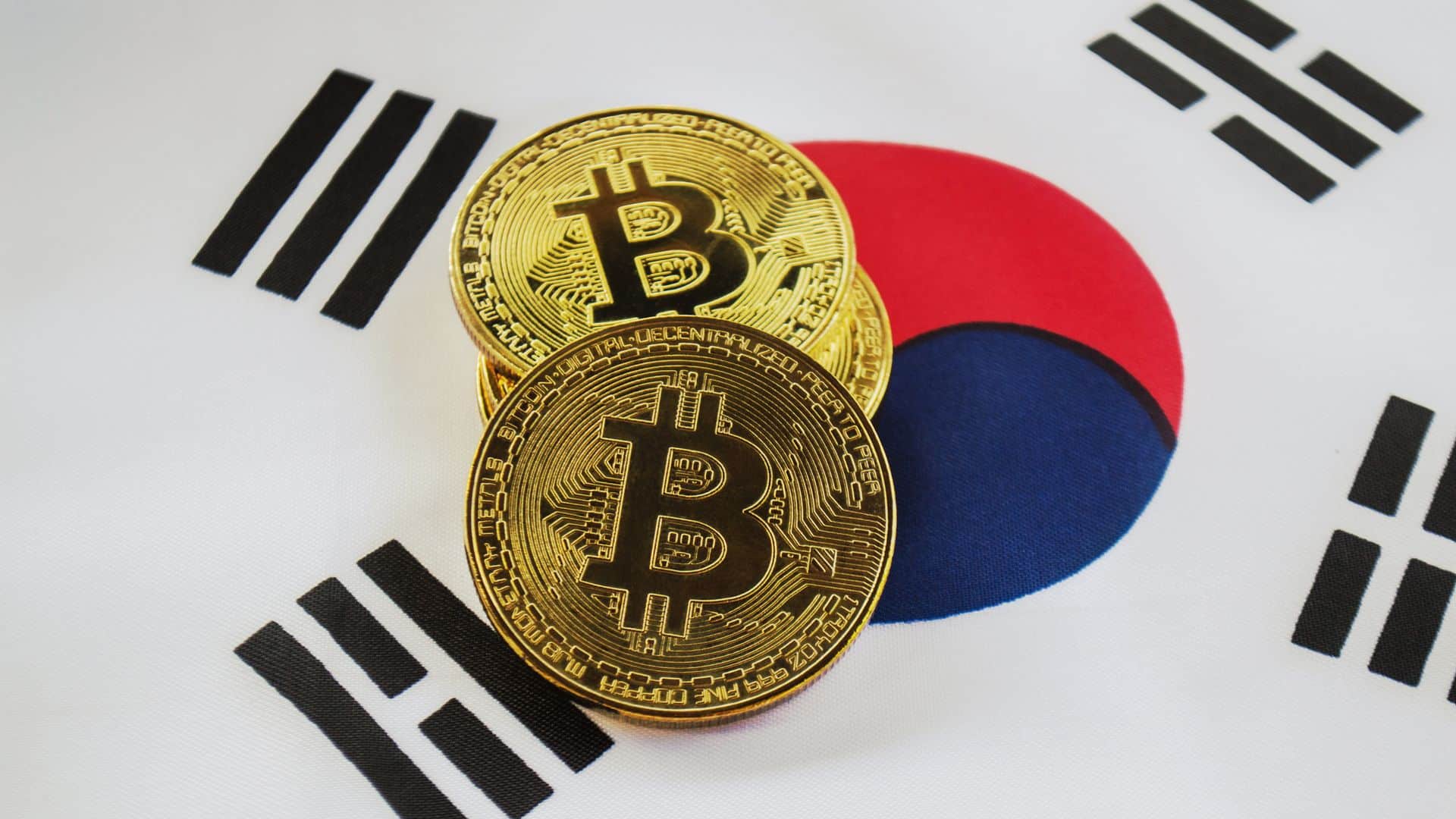 Moedas de Bitcoin sobre bandeira da Coréia do Sul.