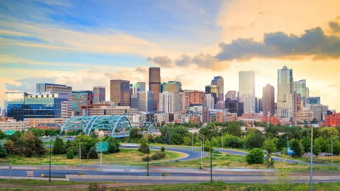 Denver, capital do estado do Colorado, primeiro dos EUA à aceitar criptomoedas para pagamento de impostos.
