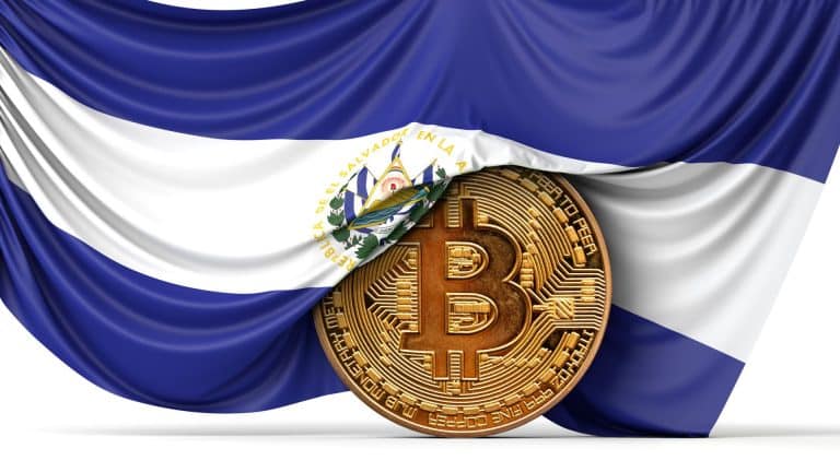 Bandeira de El Salvador cobrindo moeda de bitcoin.