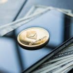 Ethereum, smarphone e notas de dólar.