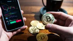 Investidor tomando café enquanto espera o Bitcoin valorizar.
