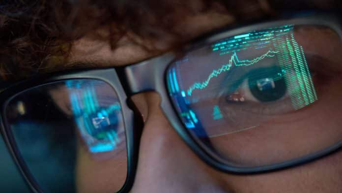 Investidor de criptomoedas acompanhando mercado.