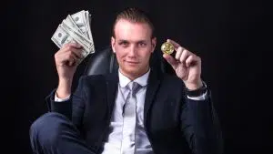 Investidor de Bitcoin ganancioso.