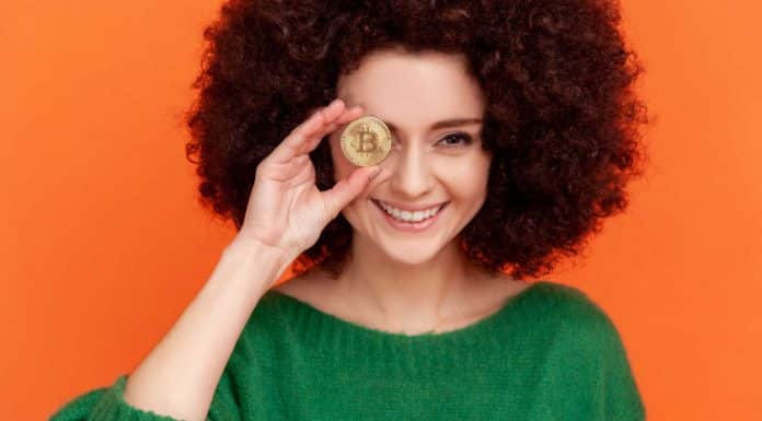 Investidora de Bitcoin feliz.