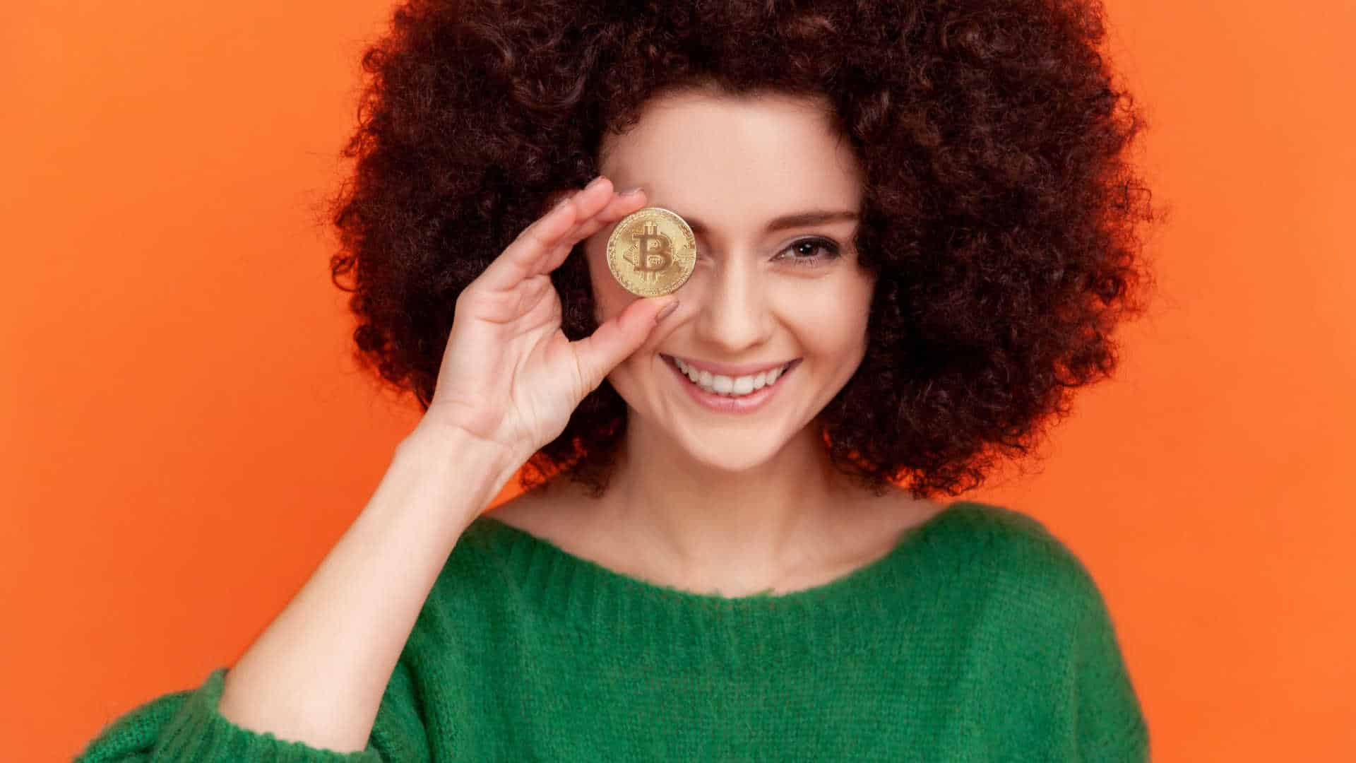 Investidora de Bitcoin feliz.