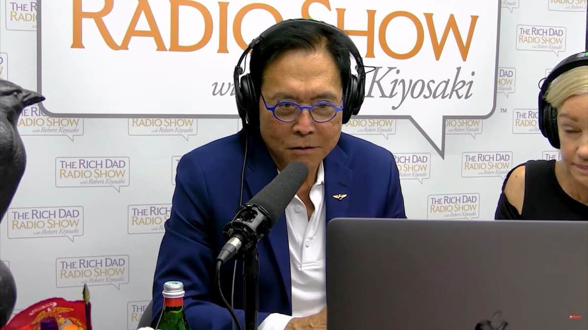 Robert Kiyosaki falando sobre CBDC dos EUA em seu podcast. Fonte: YouTube/Reprodução.