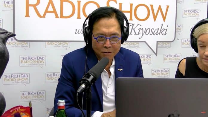Robert Kiyosaki falando sobre CBDC dos EUA em seu podcast. Fonte: YouTube/Reprodução.