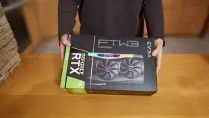 Homem segurando placa de vídeo RTX 3090 da NVIDIA.