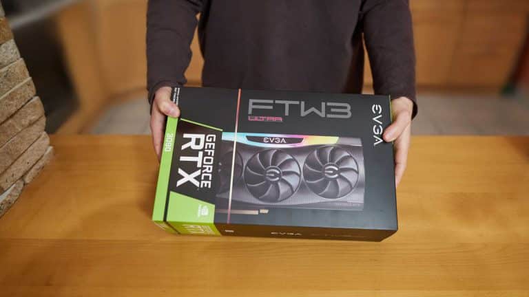 Homem segurando placa de vídeo RTX 3090 da NVIDIA.