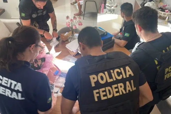 Agentes da Polícia Federal do Brasil cumprindo mandados da Operação Octopus PF e criptomoedas