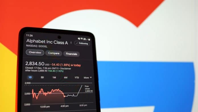 Aplicativo com ações do Google na bolsa em aberto, logo da empresa ao fundo