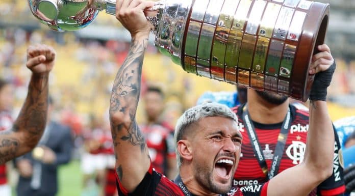 Arrascaeta, jogador do Flamengo comemorando vitória da Libertadores