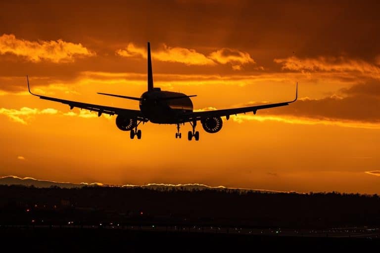 Avião voando no crepúsculo