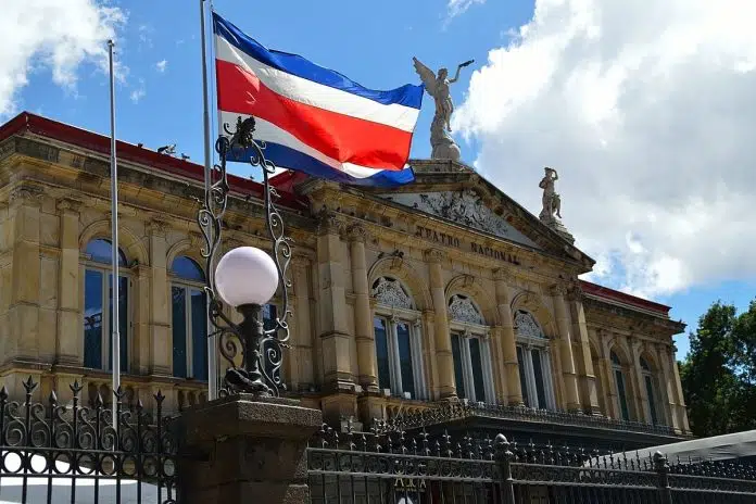 Bandeira da Costa Rica em frente a prédio