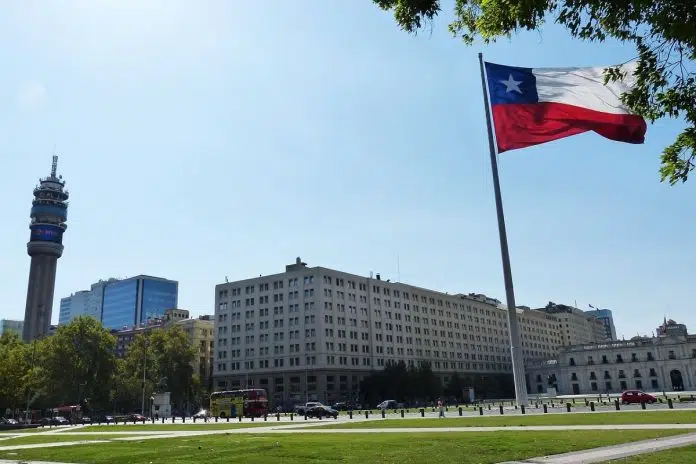Capital Santiago do Chile, com bandeira em destaque