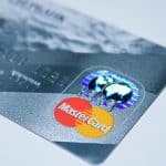 Cartão com bandeira da Mastercard e criptomoedas