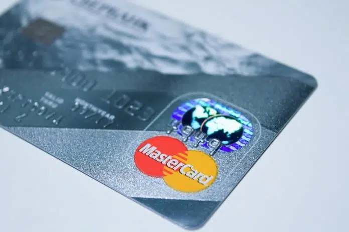 Cartão com bandeira da Mastercard e criptomoedas