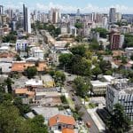 Centro de Curitiba em destaque, plano com criptomoedas