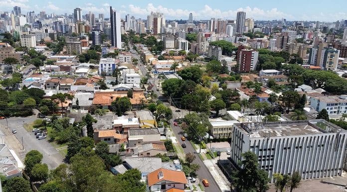 Centro de Curitiba em destaque, plano com criptomoedas