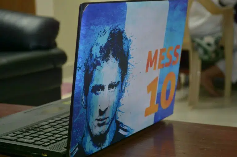 Computador com imagem de Leo Messi, astro da seleção Argentina e craque do PSG ao lado de Neymar