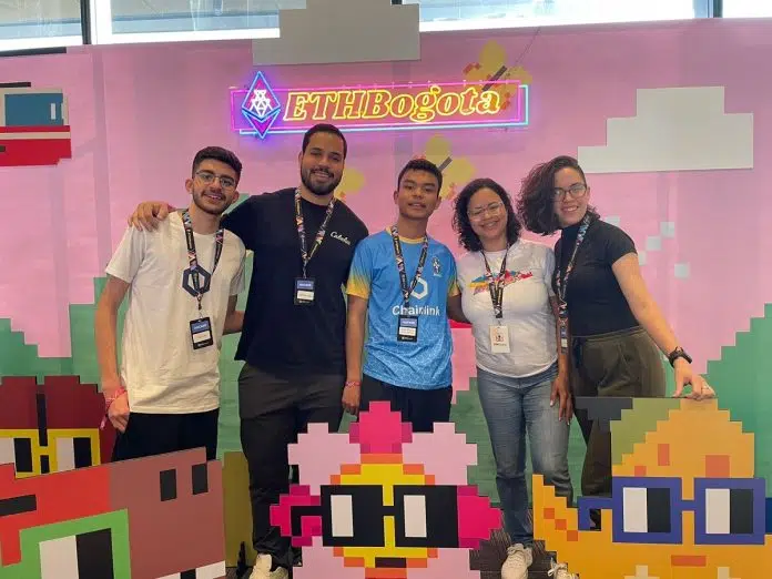 Equipe de brasileiros que venceu hackaton na Colômbia, adolescente Vitor Garcia no meio de camisa azul clara