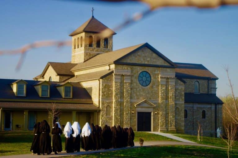 Freiras constrem igreja com ajuda de bitcoin e promovem criptomoeda para fiéis