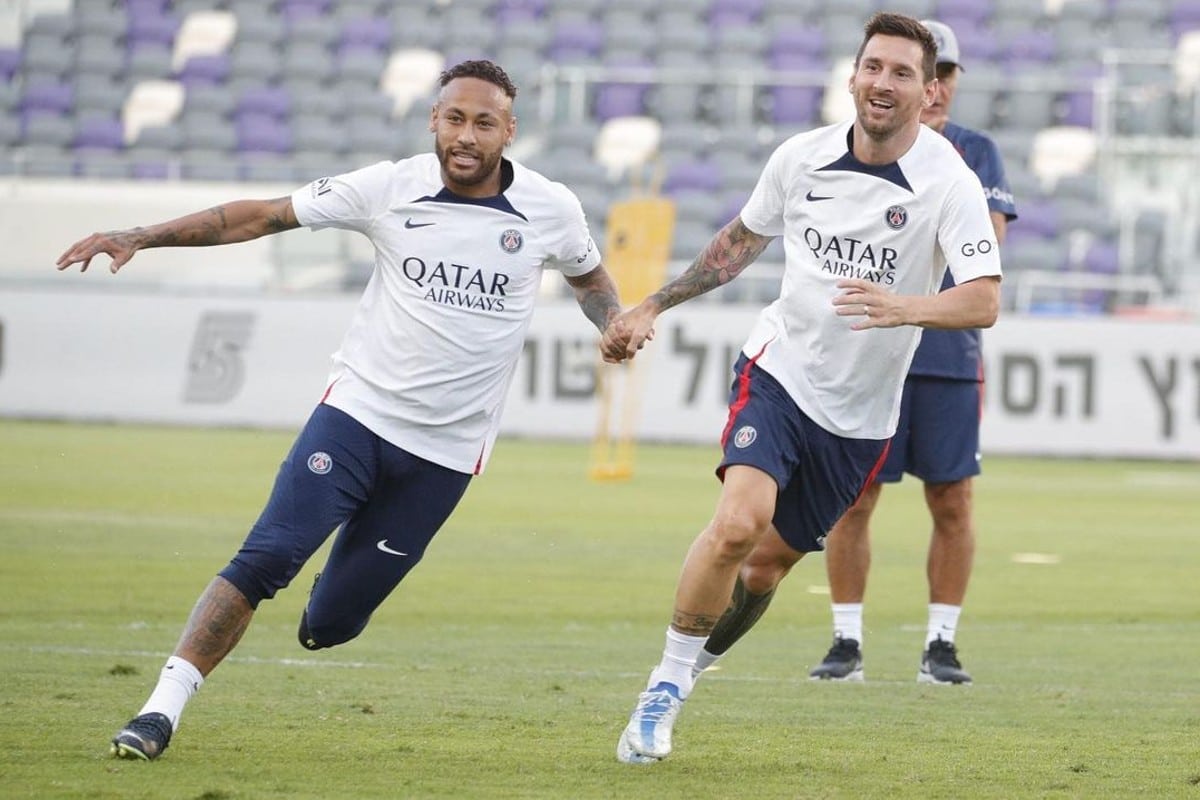 Leo Messi e Neymar Jr em treino pelo PSG