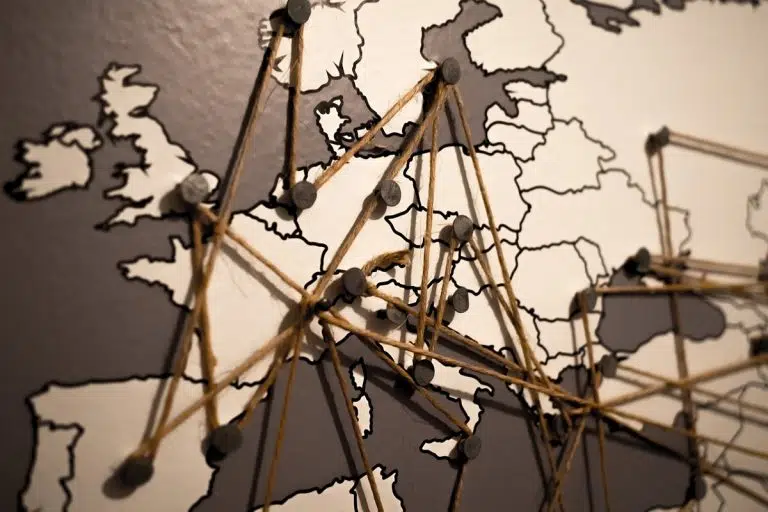 Mapa da Europa ligado como rotas de viagens e viajar com criptomoedas