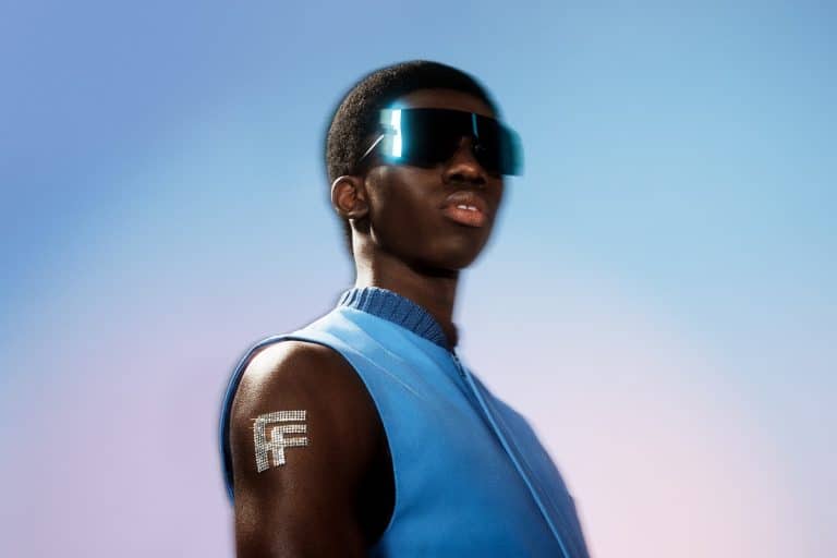Modelo da Farfetch, marca de moda de luxo que agora aceita criptomoedas