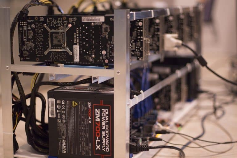 Placas de vídeo em instalação para mineração de criptomoedas