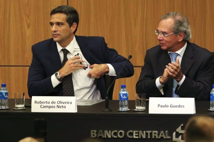 Presidente do Banco Central do Brasil, Roberto Campos Neto a esquerda e Ministro da Economia, Paulo Guedes a direita