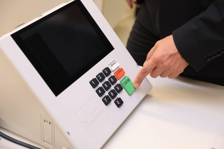 Urna eletrônica brasileira em testes