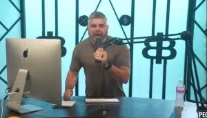 Youtuber de criptomoedas Bitboy, gritando e socando sua mesa.