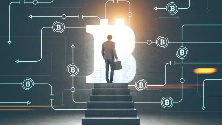 Executivo entrando em porta no formato do símbolo do Bitcoin.