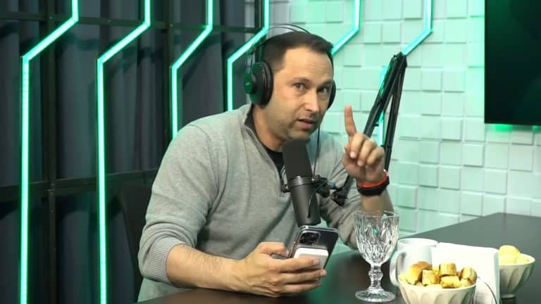 Charles Mendlowicz, o Economista Sincero, falando sobre criptomoedas no Jimmycast.