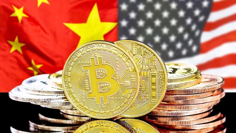 Bandeiras da China, EUA e moedas de Bitcoin.
